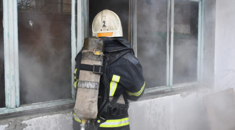 У Харкові уламки «Шахедів» спричинили пожежу, 4 поранених, серед них дитина