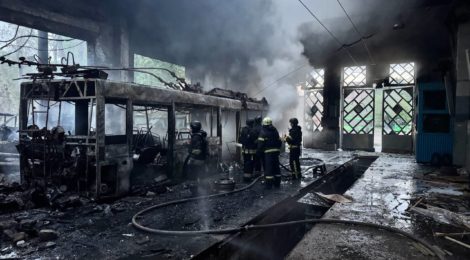 Російські терористи ударили по тролейбусному депо Харкова, пошкоджено 18 машин, двоє поранених