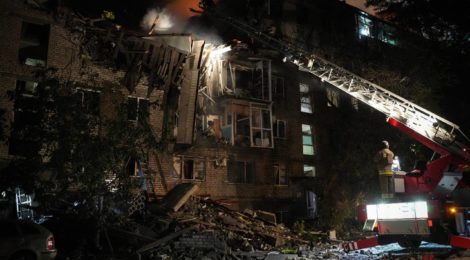 Російські терористи поцілили у п’ятиповерхівку у Миколаєві, зруйновано два поверхи, загинула людина